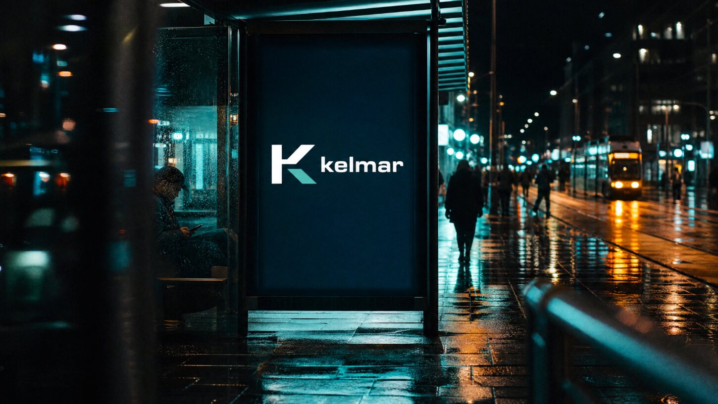 Nocny citylight z logo Kelmar na przystanku tramwajowym